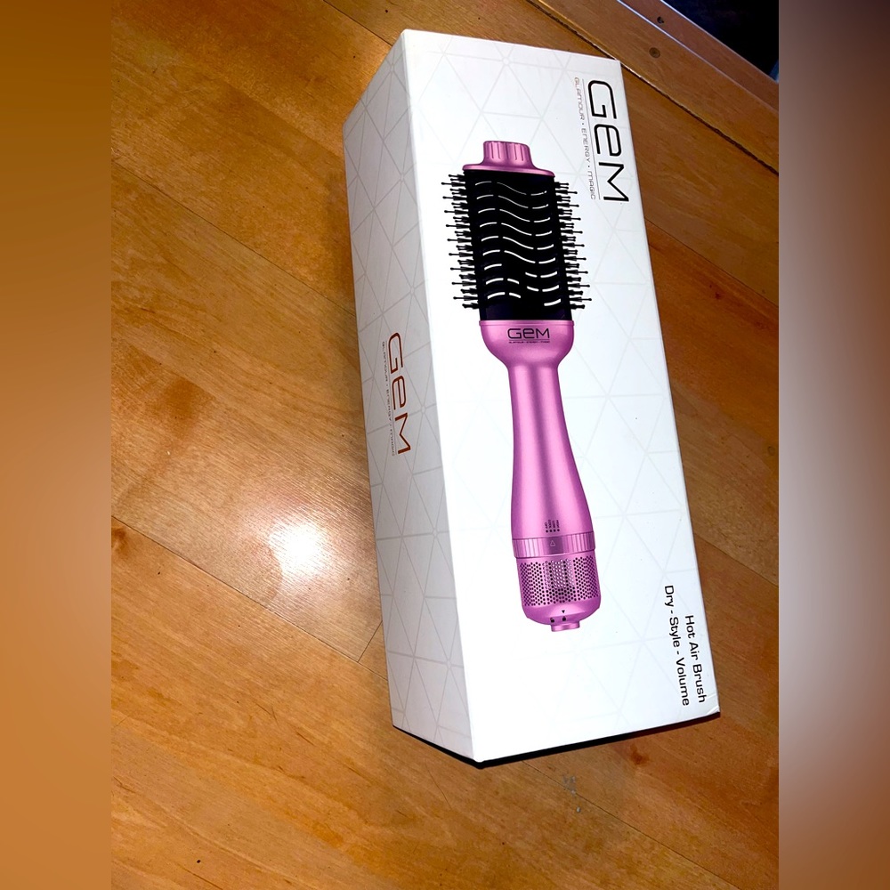 Hot air brush style volume. New in box!